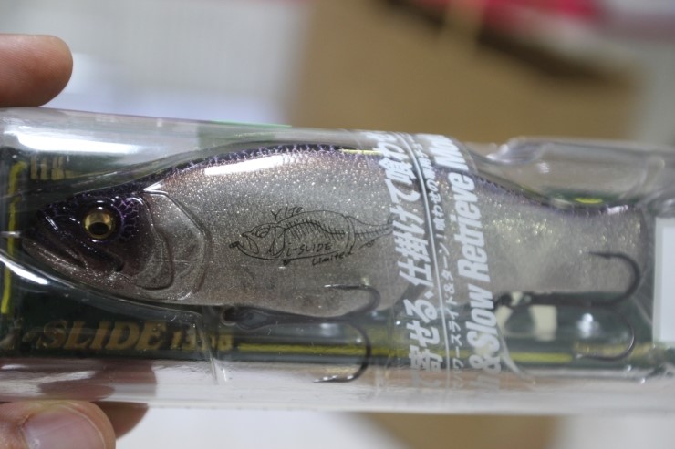 MEGABASS FX68 Left / Right VIOLA / ROSSO JDM Special Colour Limited Reel  with Free Gift
